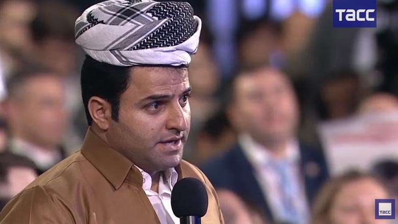 خوشه‌وی محه‌مه‌د به‌ جلوبه‌رگی كوردییه‌وه‌ له‌ كۆنگره‌كه‌ی ساڵی رابردوو پرسیاری له‌ پوتین كرد