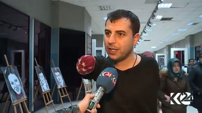 Nîgarkêşê kemendam ê Îdirî bi devê xwe wêne xêz dike