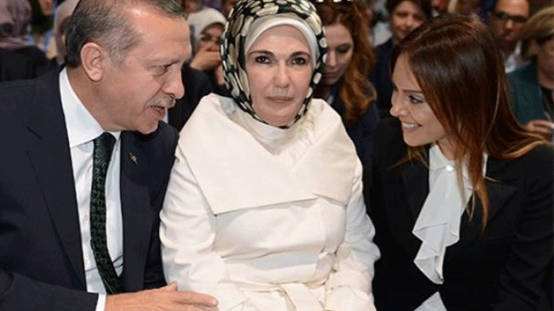 Ebru Gundeş agahdarî da ye ku, mêrê wê dikare zirarê bigihîne Tirkiyê