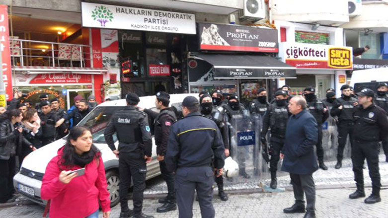 Hevseroka HDPê ya Şaxa Kadikoyê hate girtin 