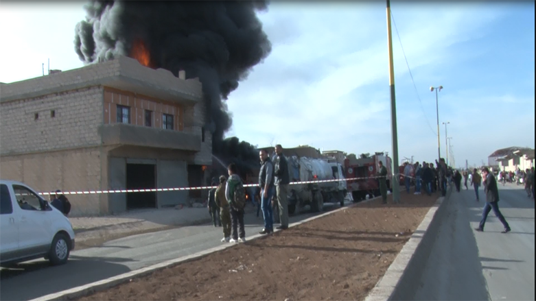 Bi wêneyan.. Li bajarê Qamişlo agir bi kargeheke lastîkan ket
