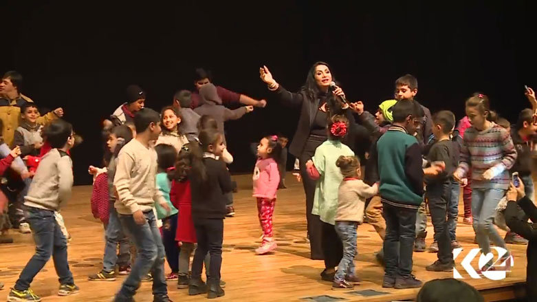 Hunermend Rojîn zarokên Sûra Diyarbekirê şad dike