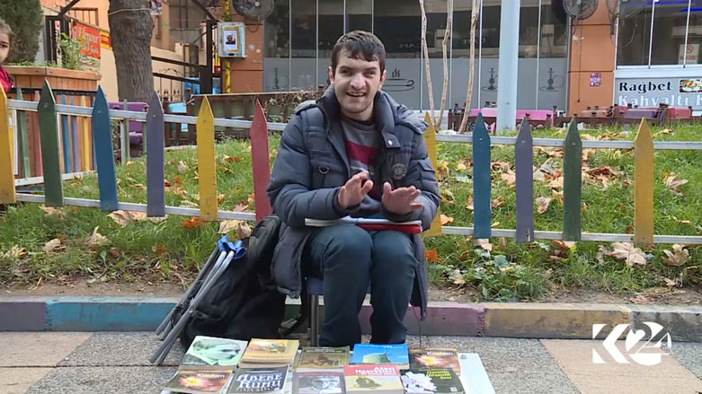 Suleyman Acar nabîne, lê pirtûkan difiroşe