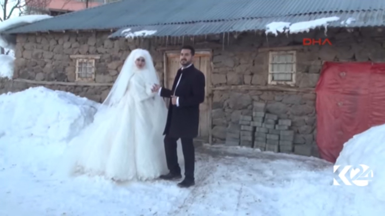 العروسان وهما يلتقطان صورا تذكارية