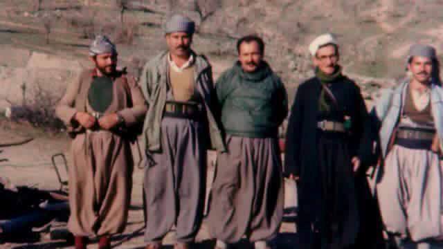 مامۆستا مه‌لا ئه‌حمه‌د وه‌رتى، دووه‌م كه‌سى ده‌سته‌ڕاست، له‌ سه‌رده‌مى پێشمه‌رگايه‌تييدا، كۆتايى ده‌يه‌ى هه‌شتاكانى سه‌ده‌ى رابردوو