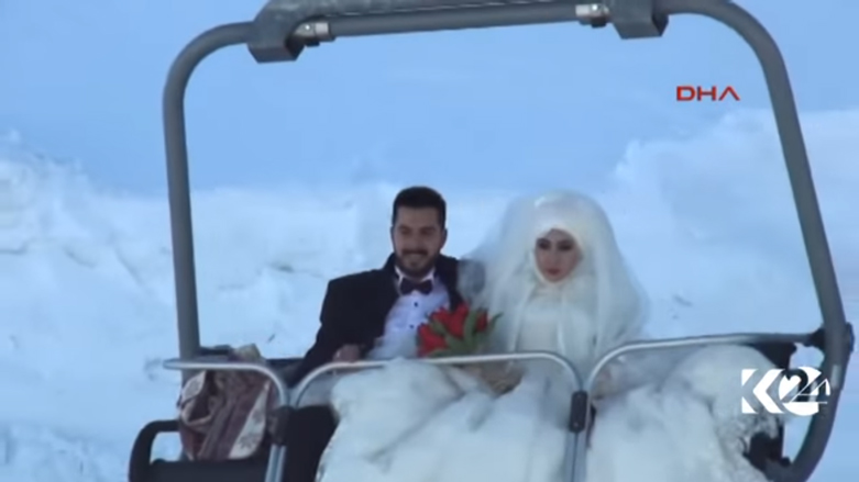 العروسان وهما يركبان التليفريك