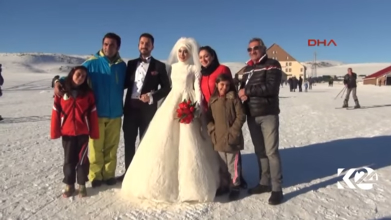 يعض السواح التقطوا صورا مع العروسين
