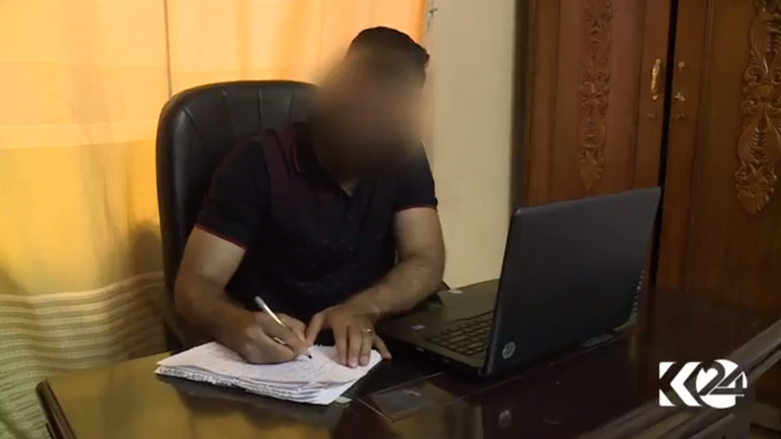 محمد وهو يكتب في غرفته