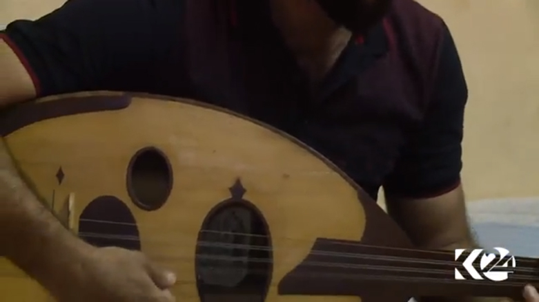 محمد وهو يعزف على عوده