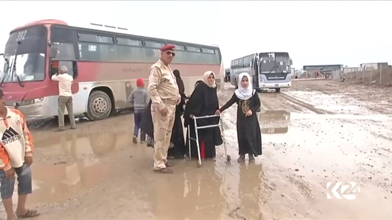 يعاني النازحون من ظروف صعبة في المخيمات