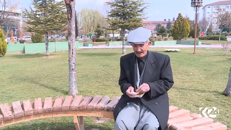 مات والداه وهو طفل ولم يتزوج أو ينجب أبدا