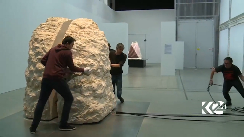 لحظة فصل قطعتي الصخرة وخروج ابراهام منها