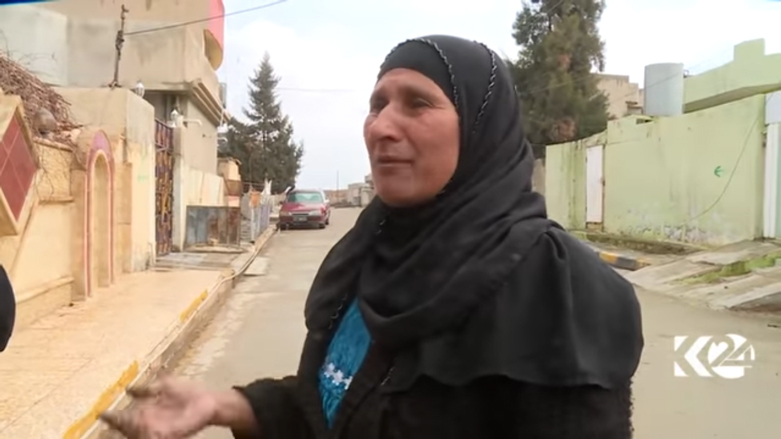 شقيقة أحمد تبكي فرحا بلقائه وحزنا على بقية افراد عائلتها