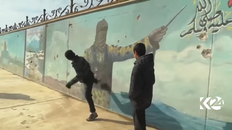 بالصور.. شباب يطلقون 