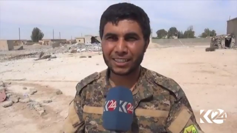ولات كوباني مقاتل في سوريا الديمقراطية