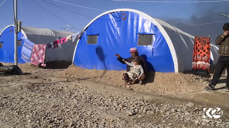 دعاء تقيم مع جدها في المخيم