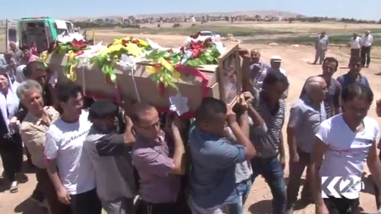 أثناء دفن الشاعر فرهاد عجمو