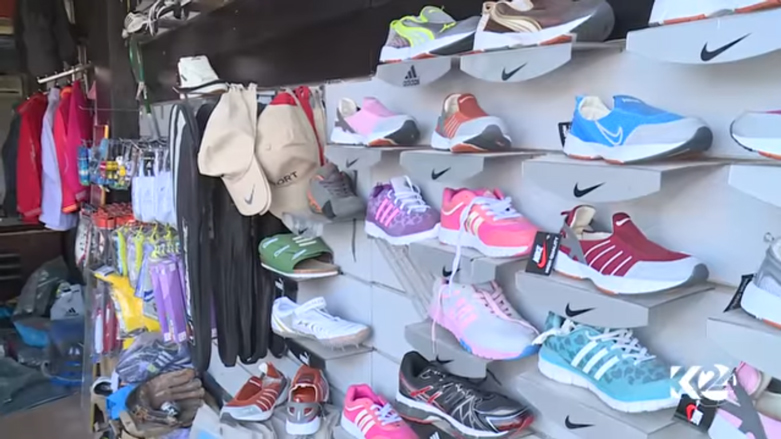 بالصور.. اقبال على شراء الالبسة الرياضية في الموصل بعد حرمان