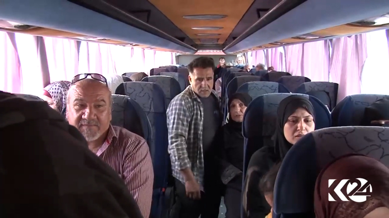 ركاب في الحافلة المنطلقة الى حلب