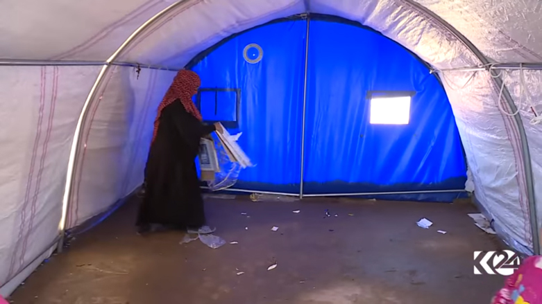 تجمع الهام اغراضها للرحيل عن المخيم