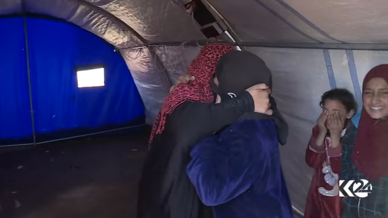 تودع الهام جاراتها في المخيم