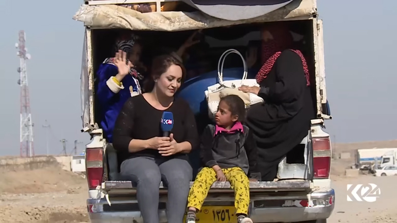 الهام وزوجها بسام وابناؤهما في شاحنة العودة ومراسلة كوردستان24 في وداعهم