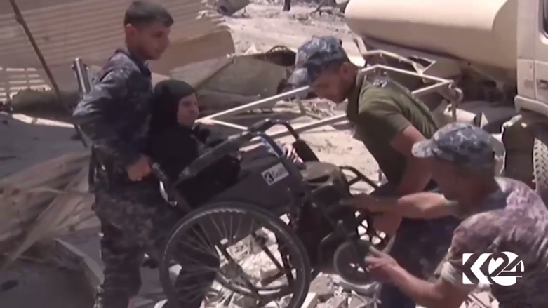 القوات العراقية تساعد عجوزا مقعد على العبور