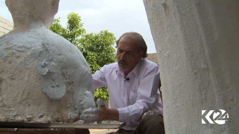 رغم ضنك الحال.. أنامل نحات كوردي تروي مآثر خالدة وتستنطق الحجر (بالصور)