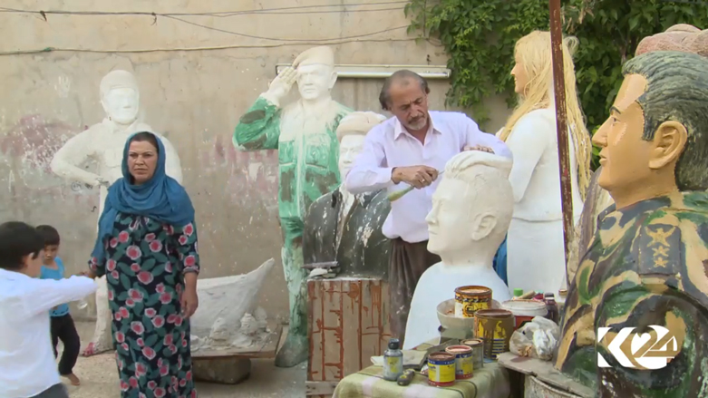 رغم ضنك الحال.. أنامل نحات كوردي تروي مآثر خالدة وتستنطق الحجر (بالصور)
