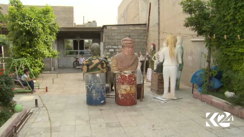 رغم ضنك الحال.. أنامل نحات كوردي تروي مآثر خالدة وتستنطق الحجر (بالصور)