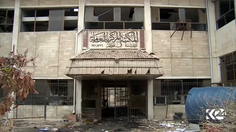 بالصور.. ماذا فعل داعش بملايين الكتب في الموصل؟