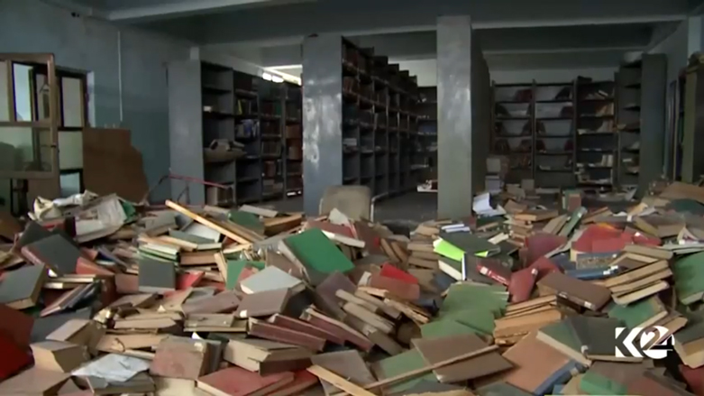 بالصور.. ماذا فعل داعش بملايين الكتب في الموصل؟