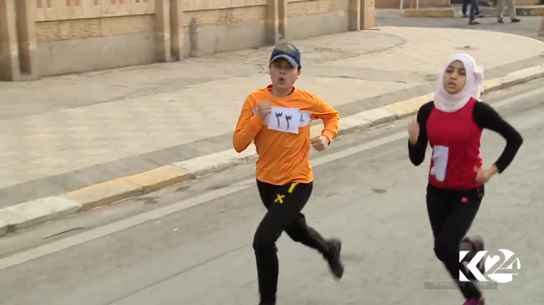 الاولى في المسابقة زينب عبد الحميد على يمين الصورة وشوان محمد الثانية على يسار الصورة