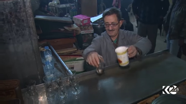 ابو كاوا يعمل في المقهى منذ شبابه