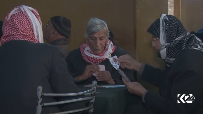 يجتمع الرجال في المقهى لتبادل الاحاديث أو شرب الشاي ولعب الورق