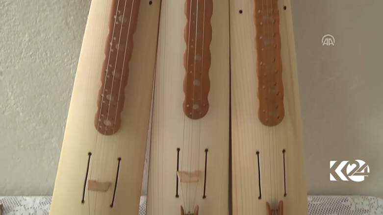  تركي يصنع الكمنجات من 56 عاما ويبحث عن وريث