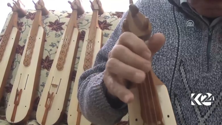  تركي يصنع الكمنجات من 56 عاما ويبحث عن وريث