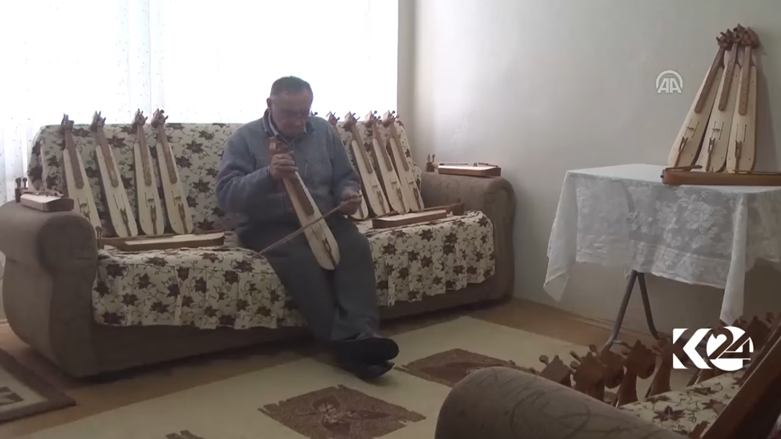  تركي يصنع الكمنجات من 56 عاما ويبحث عن وريث