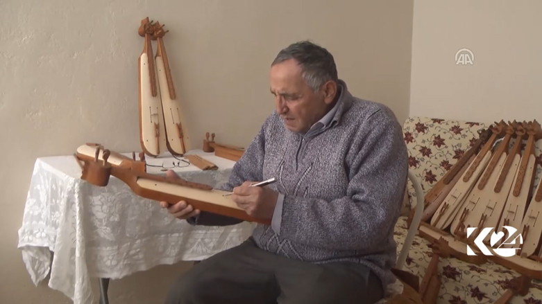  تركي يصنع الكمنجات من 56 عاما ويبحث عن وريث