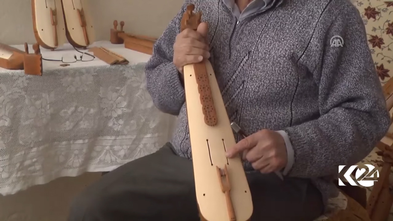  تركي يصنع الكمنجات من 56 عاما ويبحث عن وريث