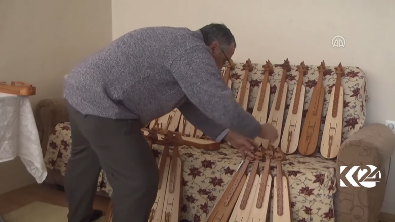  تركي يصنع الكمنجات من 56 عاما ويبحث عن وريث