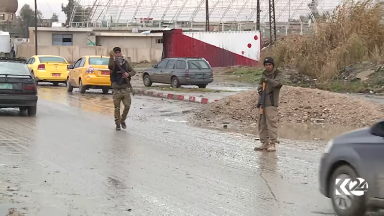 عناصر من الجيش العراقي ينظمون مرور السيارات