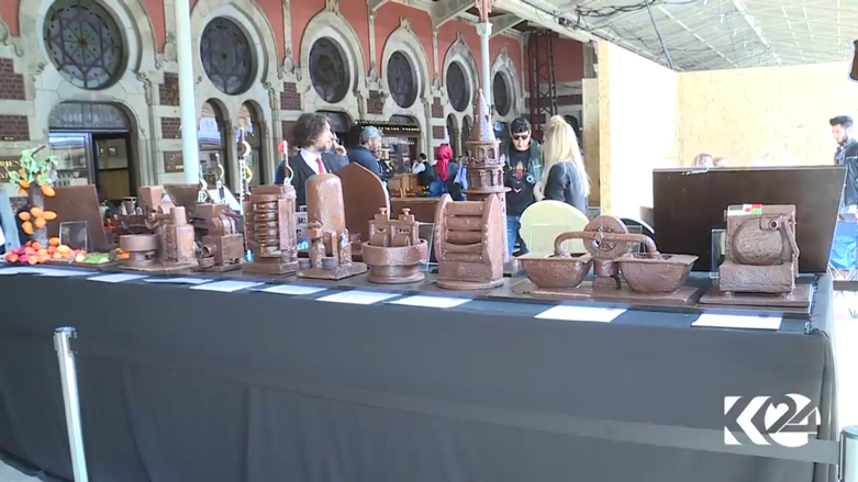 بالصور.. مجسمات واصناف متنوعة للشوكولاتة بمهرجان اسطنبول واقبال من عشاقها