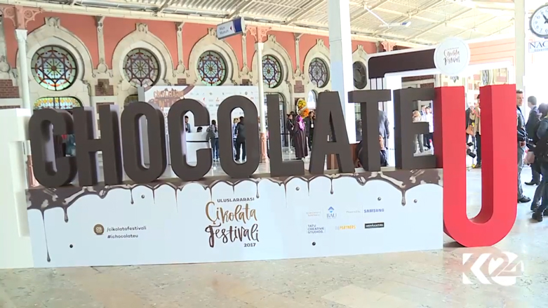 بالصور.. مجسمات واصناف متنوعة للشوكولاتة بمهرجان اسطنبول واقبال من عشاقها