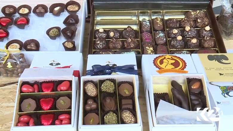 بالصور.. مجسمات واصناف متنوعة للشوكولاتة بمهرجان اسطنبول واقبال من عشاقها