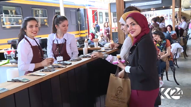 بالصور.. مجسمات واصناف متنوعة للشوكولاتة بمهرجان اسطنبول واقبال من عشاقها