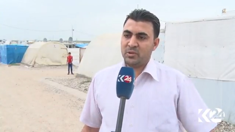 ساتر يفصل بين بيته وبيته اخيه وكل طرف يخضع لسيطرة قوة عسكرية