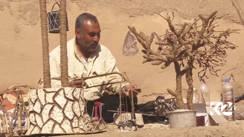 بالصور.. كوردي من عامودا يعيد تشكيل التراث بيديه الماهرتين