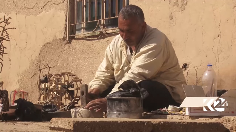 بالصور.. كوردي من عامودا يعيد تشكيل التراث بيديه الماهرتين