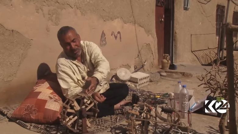 بالصور.. كوردي من عامودا يعيد تشكيل التراث بيديه الماهرتين